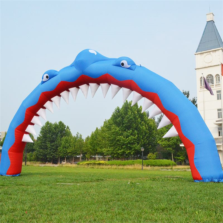 柳南鲨鱼广告拱门